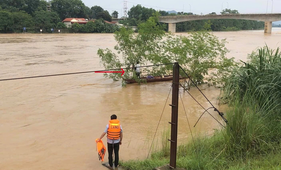 Người đàn ông ở Thanh Hóa bị nước lũ cuốn trôi 2km sống sót kỳ diệu- Ảnh 1.