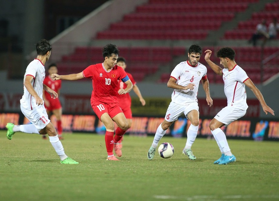 Vòng loại U20 châu Á: Thua cay đắng Syria, U20 Việt Nam nín thở chờ vé đi tiếp - Ảnh 1.