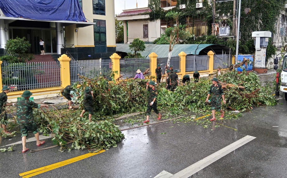 Xúc động chuyện bộ đội cứu người trong bão dữ, sửa nhà lúc bão tan- Ảnh 5.