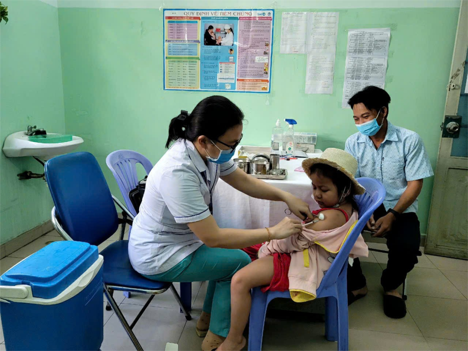 Gần 17.000 trẻ được tiêm vaccine sởi dịp nghỉ lễ 2/9 tại TP.HCM- Ảnh 1.