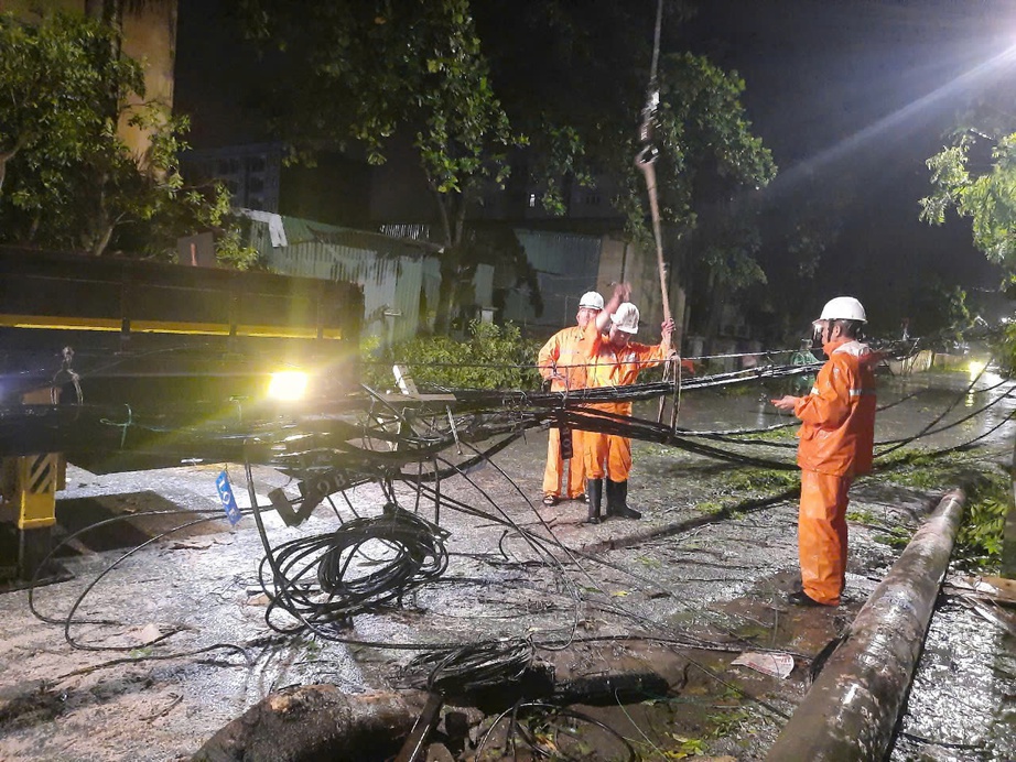 Căng mình xuyên đêm khắc phục sự cố điện cho Thủ đô- Ảnh 2. Căng mình xuyên đêm khắc phục sự cố điện cho Thủ đô- Ảnh 2.