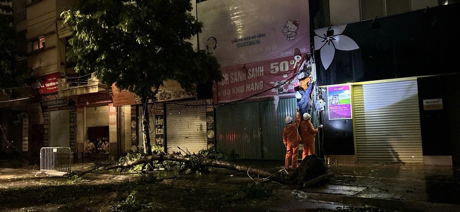 Căng mình xuyên đêm khắc phục sự cố điện cho Thủ đô- Ảnh 6. Căng mình xuyên đêm khắc phục sự cố điện cho Thủ đô- Ảnh 6.