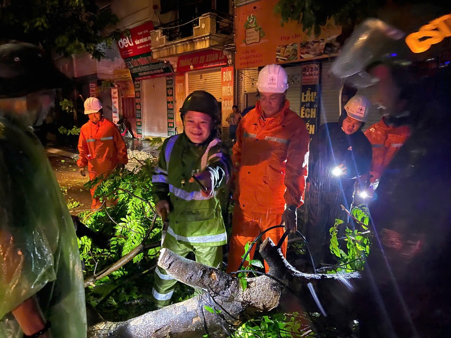 Căng mình xuyên đêm khắc phục sự cố điện cho Thủ đô- Ảnh 5. Căng mình xuyên đêm khắc phục sự cố điện cho Thủ đô- Ảnh 5.