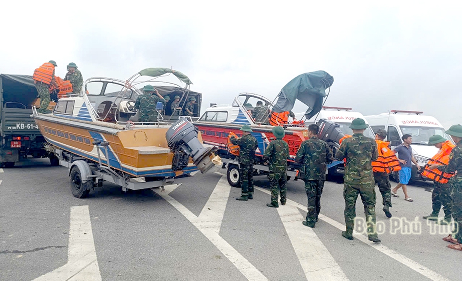 Sập cầu Phong Châu ở Phú Thọ: Thứ trưởng Bộ GTVT đến hiện trường chỉ đạo- Ảnh 3. Sập cầu Phong Châu ở Phú Thọ: Thứ trưởng Bộ GTVT đến hiện trường chỉ đạo- Ảnh 3.