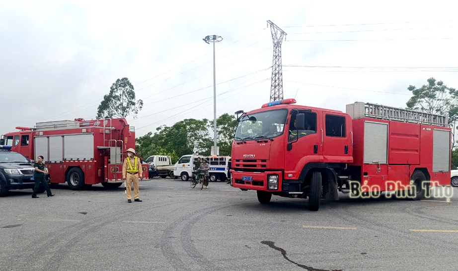 Sập cầu Phong Châu ở Phú Thọ: Thứ trưởng Bộ GTVT đến hiện trường chỉ đạo- Ảnh 4. Sập cầu Phong Châu ở Phú Thọ: Thứ trưởng Bộ GTVT đến hiện trường chỉ đạo- Ảnh 4.