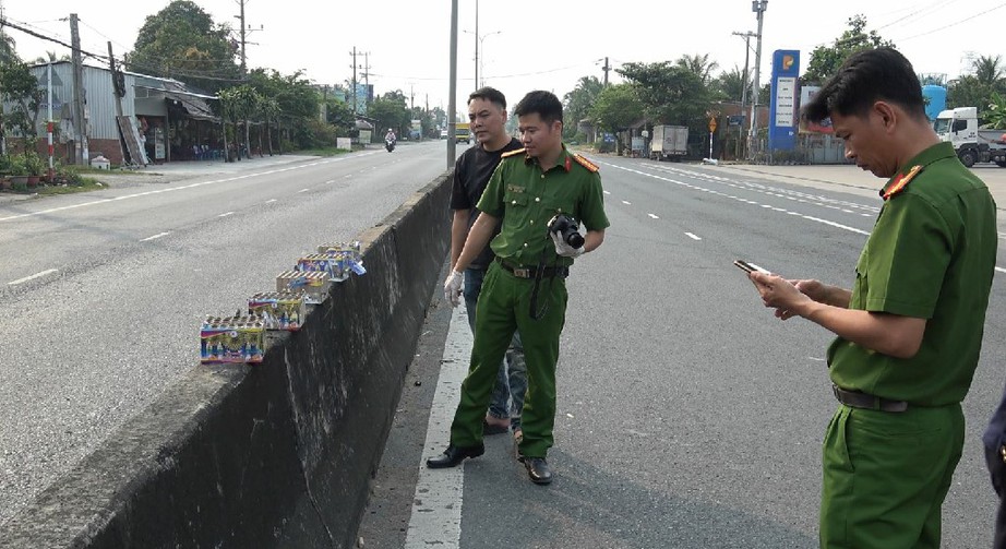 Tiền Giang: Tạm giữ hình sự 6 đối tượng đốt pháo hoa trên quốc lộ 1- Ảnh 1.