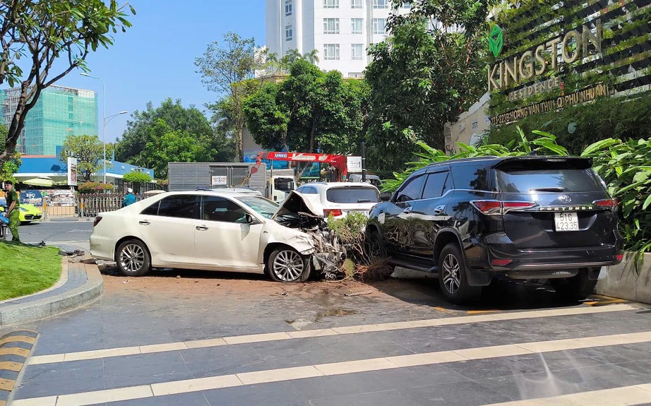 TP.HCM: Ô tô mất lái gây tai nạn liên hoàn trên đường Hoàng Văn Thụ- Ảnh 1.