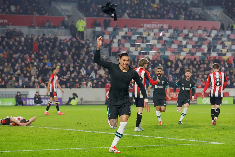 Ngoại hạng Anh: Nunez lập cú đúp trong 2 phút, Liverpool thắng nghẹt thở Brentford - Ảnh 1.