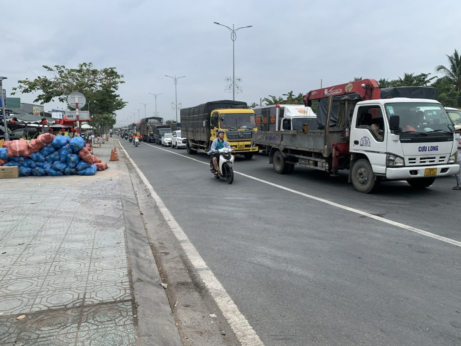 Cận Tết, cầu Rạch Miễu liên tục ùn ứ- Ảnh 2.