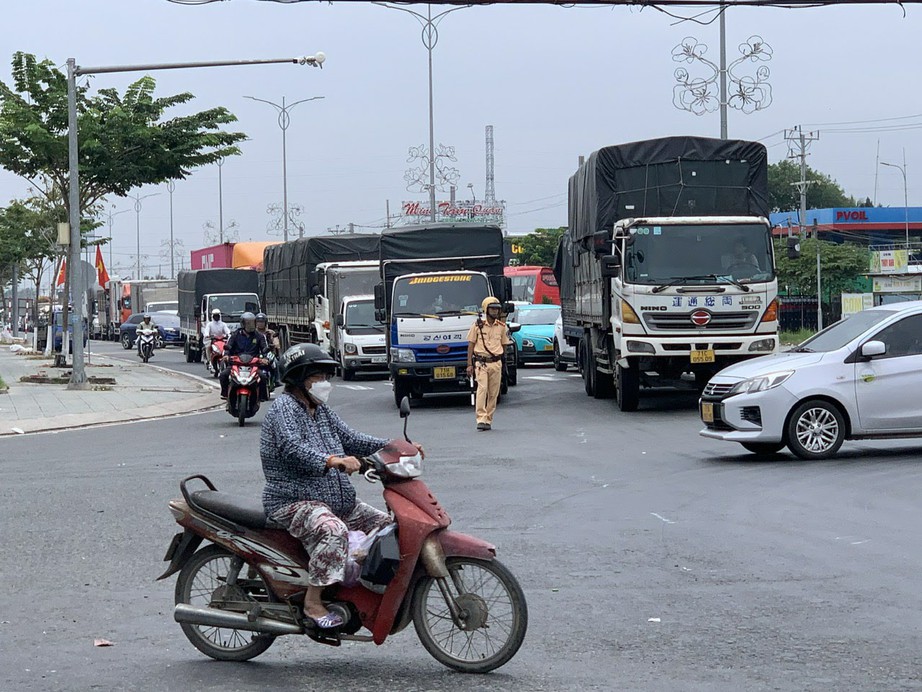 Cận Tết, cầu Rạch Miễu liên tục ùn ứ- Ảnh 1.