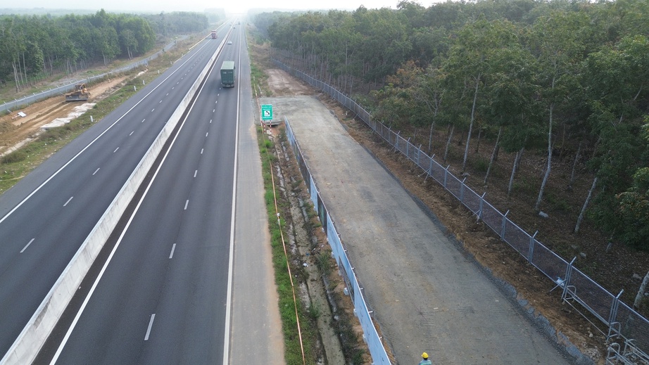 Giải tỏa nhanh hiện trường vụ tai nạn liên hoàn trên cao tốc Vĩnh Hảo - Phan Thiết- Ảnh 2.