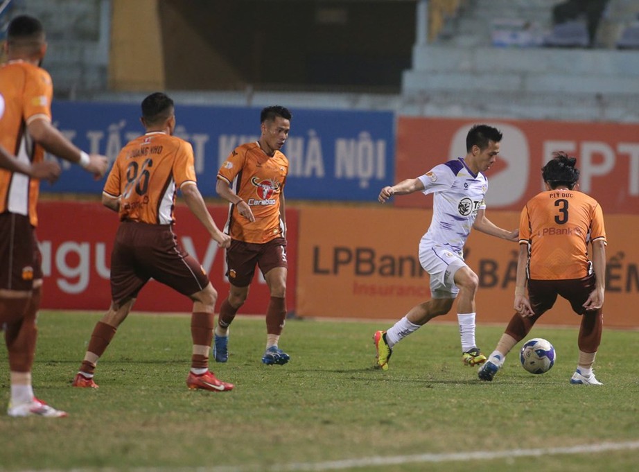 V-League: Chơi thiếu người trong gần cả trận, Hà Nội FC thua đau trước HAGL - Ảnh 1.