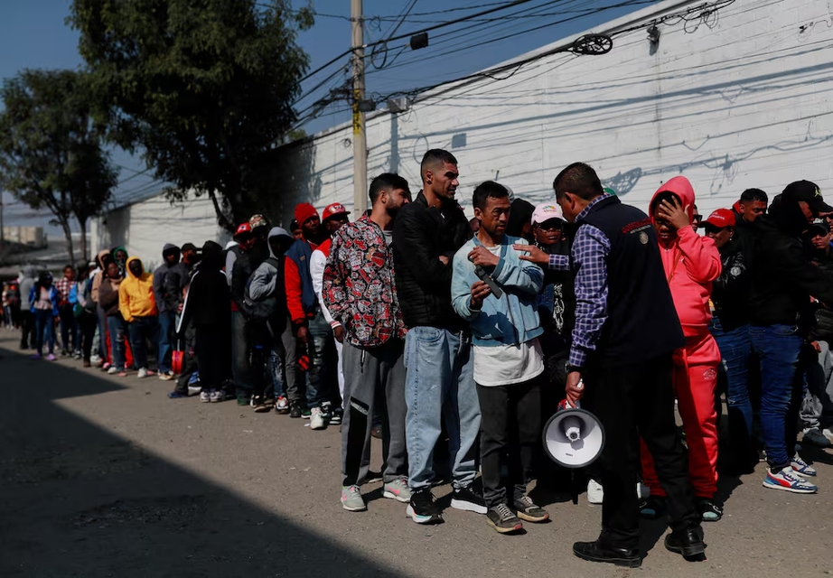 Reuters: Mexico từ chối tiếp nhận máy bay quân sự Mỹ chở người di cư bị trục xuất- Ảnh 1.