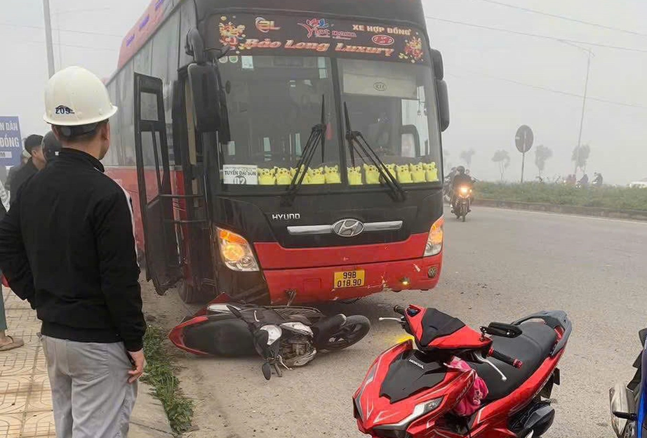 Xe máy băng qua đường bị xe khách tông, hai mẹ con tử vong, bố bị thương- Ảnh 1.