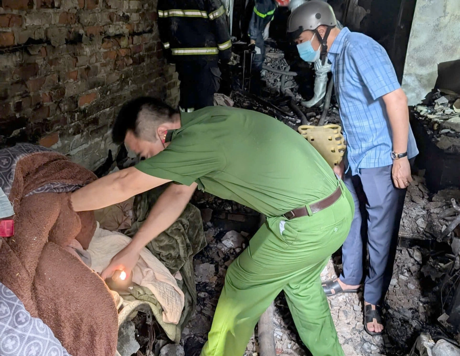 Xác định nguyên nhân ban đầu vụ cháy làm 5 người tử vong tại phố Kim Hoa- Ảnh 2. Xác định nguyên nhân ban đầu vụ cháy làm 5 người tử vong tại phố Kim Hoa- Ảnh 2.