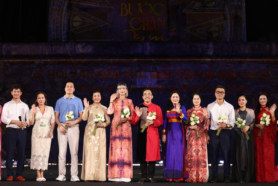 Show diễn "Bước chân Di sản" của Lễ hội Văn hóa quyên góp được 2,5 tỷ đồng ủng hộ vùng lũ- Ảnh 1.