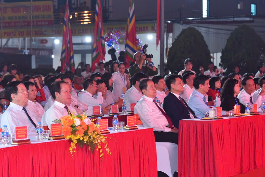 Chủ tịch Quốc hội Trần Thanh Mẫn khởi trống khai hội Lễ hội mùa Thu Côn Sơn - Kiếp Bạc- Ảnh 1.