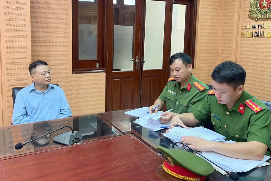 Công an Hà Nội khởi tố Shark Bình và 9 bị can, tạm giữ 597 cây vàng, nhiều sổ đỏ- Ảnh 2. Công an Hà Nội khởi tố Shark Bình và 9 bị can, tạm giữ 597 cây vàng, nhiều sổ đỏ- Ảnh 2.