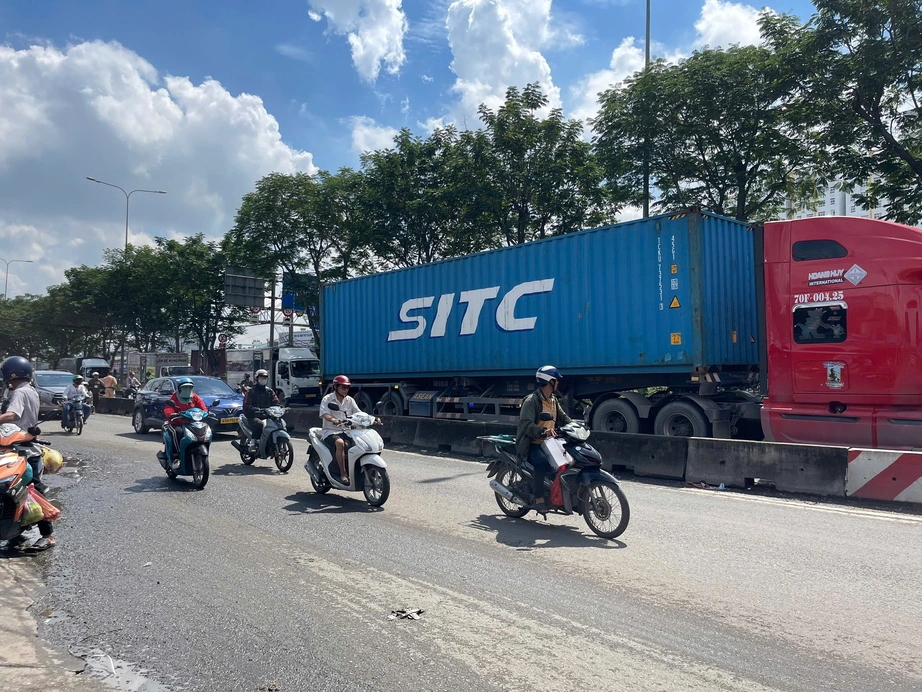Xe container va chạm xe máy ở khu chợ đầu mối Thủ Đức, bé gái tử vong thương tâm- Ảnh 1. Xe container va chạm xe máy ở khu chợ đầu mối Thủ Đức, bé gái tử vong thương tâm- Ảnh 1.