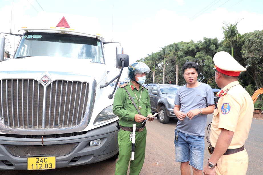 Đắk Lắk: CSGT tăng cường xử lý xe container chở sầu riêng đậu đỗ trái phép trên quốc lộ 26- Ảnh 11.