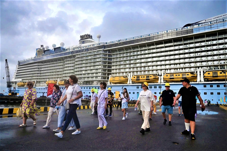 Huế: Tàu Ovation of the Seas chở hơn 4.000 hành khách cập cảng Chân Mây- Ảnh 1. Huế: Tàu Ovation of the Seas chở hơn 4.000 hành khách cập cảng Chân Mây- Ảnh 1.