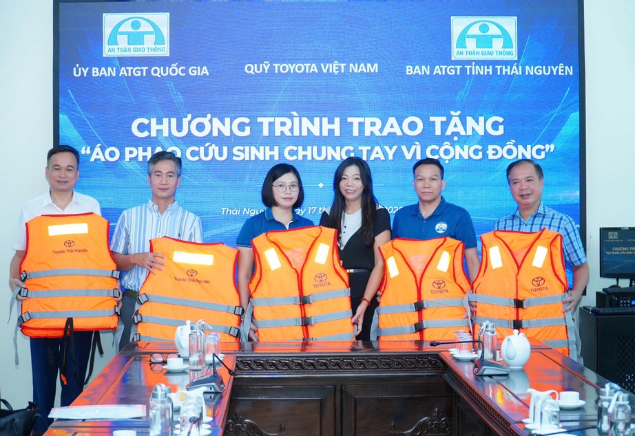 Toyota Việt Nam tặng áo phao cho các địa phương bão lũ- Ảnh 1. Toyota Việt Nam tặng áo phao cho các địa phương bão lũ- Ảnh 1.