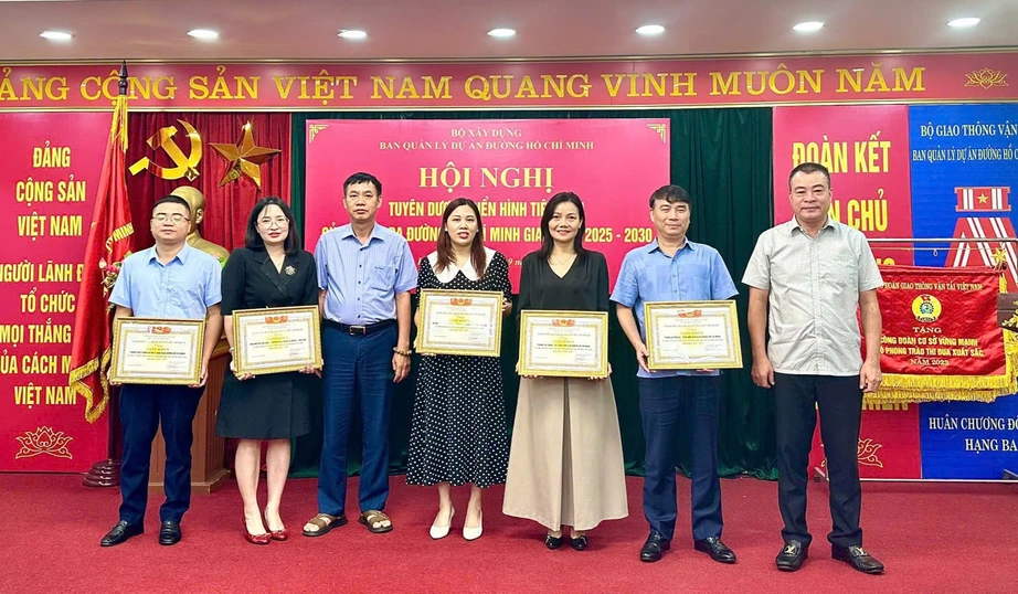 Gắn phong trào thi đua yêu nước với cán bộ nhân viên trên từng nhiệm vụ, công trình- Ảnh 1. Gắn phong trào thi đua yêu nước với cán bộ nhân viên trên từng nhiệm vụ, công trình- Ảnh 1.