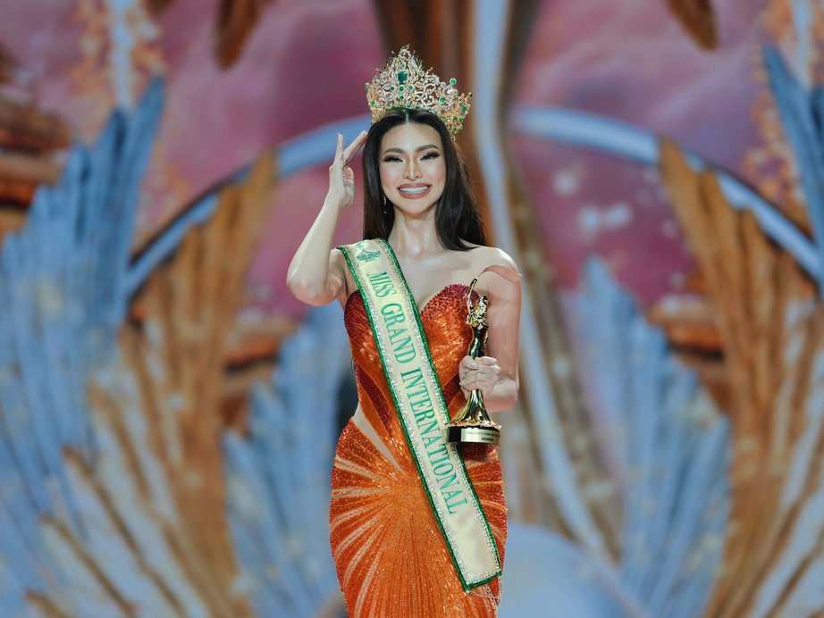 MC nổi tiếng dẫn bản tin giờ vàng đăng quang Miss Grand International 2025- Ảnh 3. MC nổi tiếng dẫn bản tin giờ vàng đăng quang Miss Grand International 2025- Ảnh 3.