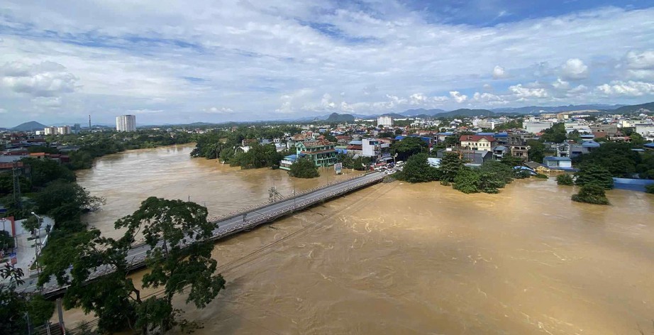 Thái Nguyên: Tạm cấm lưu thông để kiểm định kết cấu cầu Gia Bẩy sau trận lũ lịch sử- Ảnh 1. Thái Nguyên: Tạm cấm lưu thông để kiểm định kết cấu cầu Gia Bẩy sau trận lũ lịch sử- Ảnh 1.