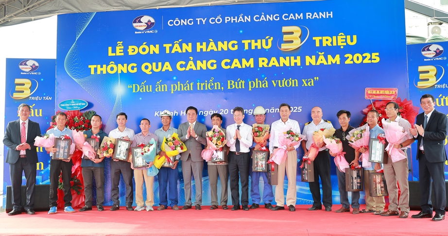 Lần đầu tiên Cảng Cam Ranh cán mốc tấn hàng thứ 3 triệu trong năm- Ảnh 1. Lần đầu tiên Cảng Cam Ranh cán mốc tấn hàng thứ 3 triệu trong năm- Ảnh 1.