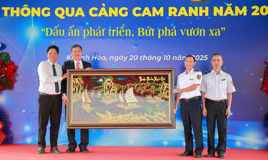 Lần đầu tiên Cảng Cam Ranh cán mốc tấn hàng thứ 3 triệu trong năm- Ảnh 2. Lần đầu tiên Cảng Cam Ranh cán mốc tấn hàng thứ 3 triệu trong năm- Ảnh 2.