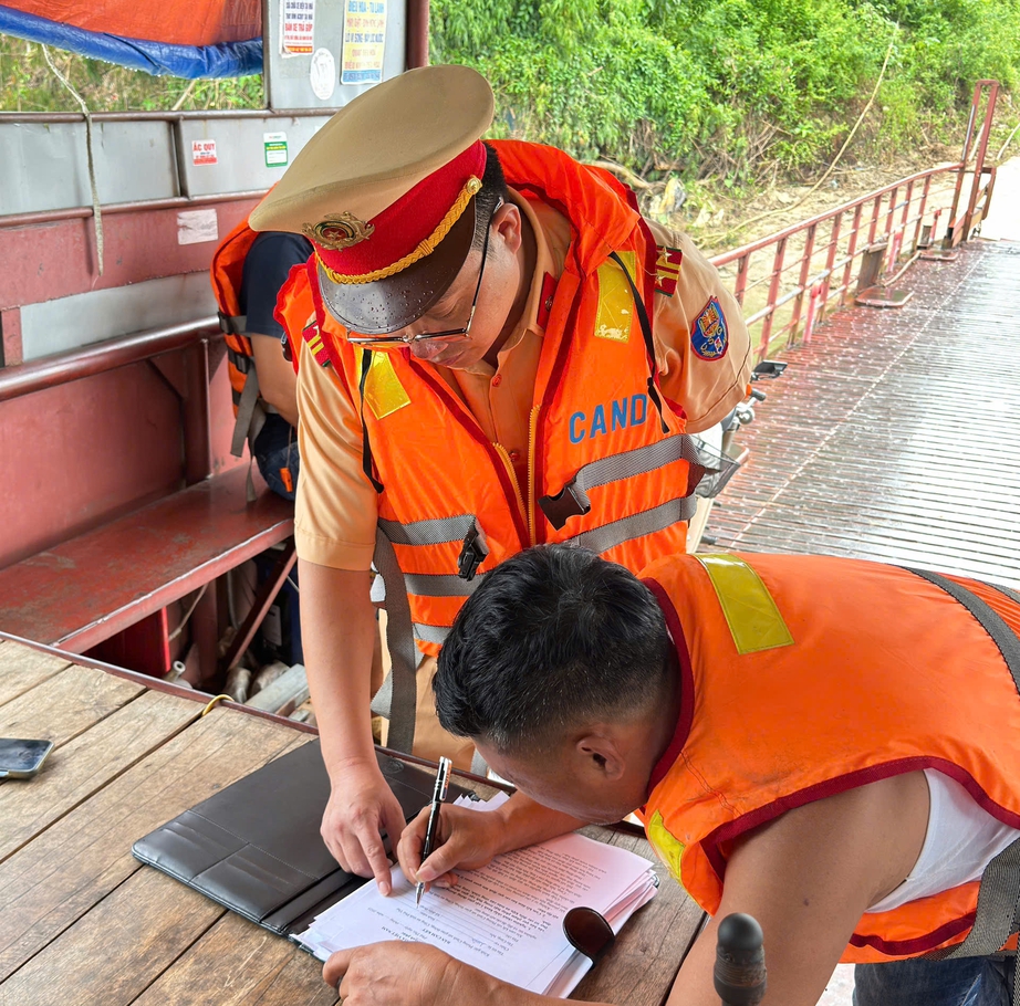 An toàn giao thông đường thủy ở Phú Thọ: Chuyển biến từ ý thức người dân- Ảnh 3. An toàn giao thông đường thủy ở Phú Thọ: Chuyển biến từ ý thức người dân- Ảnh 3.
