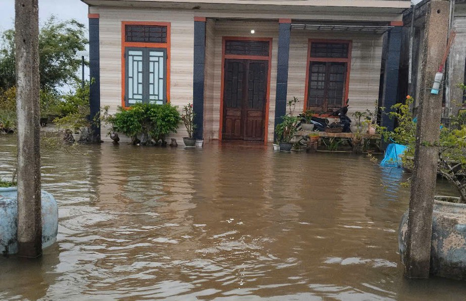 Bão 12 chưa đổ bộ, nhiều vùng thấp trũng của Huế đã ngập sâu- Ảnh 5. Bão 12 chưa đổ bộ, nhiều vùng thấp trũng của Huế đã ngập sâu- Ảnh 5.
