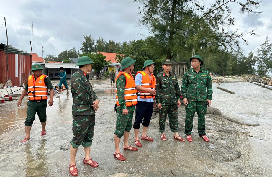 Bão 12 chưa đổ bộ, nhiều vùng thấp trũng của Huế đã ngập sâu- Ảnh 8. Bão 12 chưa đổ bộ, nhiều vùng thấp trũng của Huế đã ngập sâu- Ảnh 8.