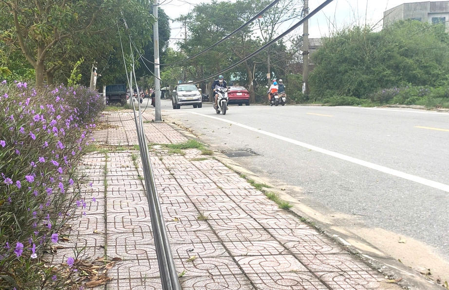 Nghệ An: Dây cáp sà xuống đường, hiểm họa rình rập người tham gia giao thông- Ảnh 7. Nghệ An: Dây cáp sà xuống đường, hiểm họa rình rập người tham gia giao thông- Ảnh 7.
