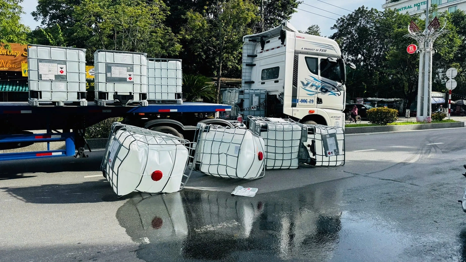 Quảng Ngãi: Xe đầu kéo chở nhiều thùng nghi axit không chằng buộc đổ xuống đường- Ảnh 1. Quảng Ngãi: Xe đầu kéo chở nhiều thùng nghi axit không chằng buộc đổ xuống đường- Ảnh 1.