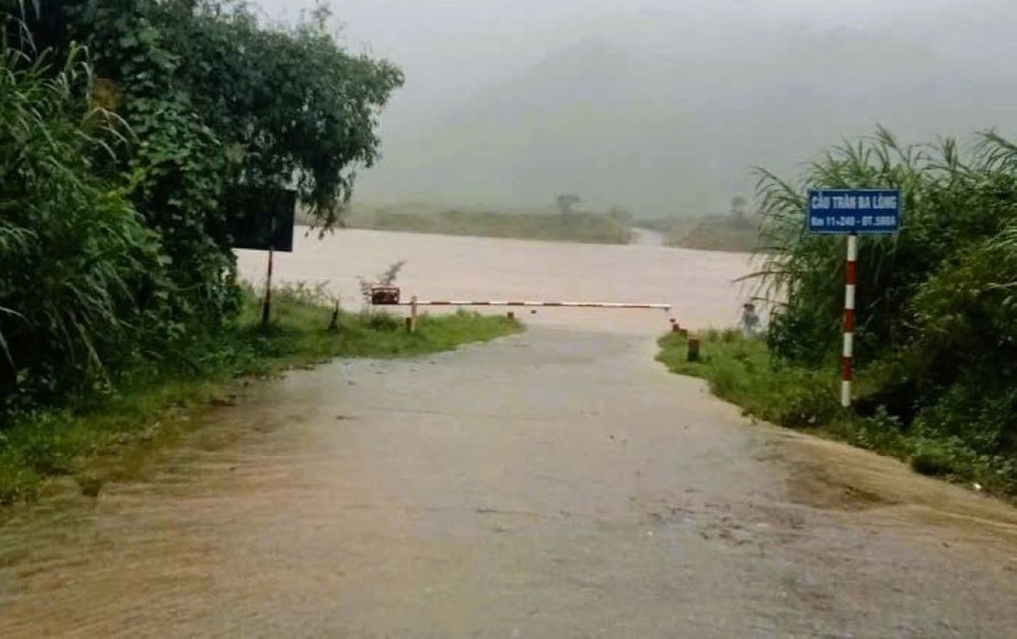 Mưa lớn gây ngập, sạt lở tại nhiều tuyến giao thông ở Quảng Trị- Ảnh 1. Mưa lớn gây ngập, sạt lở tại nhiều tuyến giao thông ở Quảng Trị- Ảnh 1.
