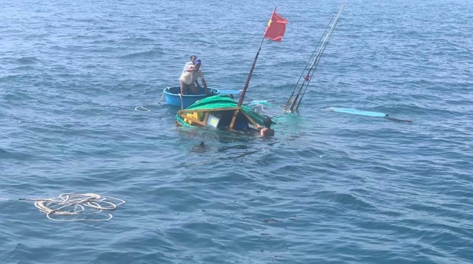Tàu cá cùng 4 ngư dân Quảng Ngãi gặp nạn trên biển phát tín hiệu cầu cứu- Ảnh 1. Tàu cá cùng 4 ngư dân Quảng Ngãi gặp nạn trên biển phát tín hiệu cầu cứu- Ảnh 1.