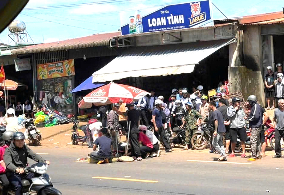 Đắk Lắk: Xe đạp điện va chạm xe tải trên đường Hồ Chí Minh, nữ sinh tử vong tại chỗ- Ảnh 1. Đắk Lắk: Xe đạp điện va chạm xe tải trên đường Hồ Chí Minh, nữ sinh tử vong tại chỗ- Ảnh 1.