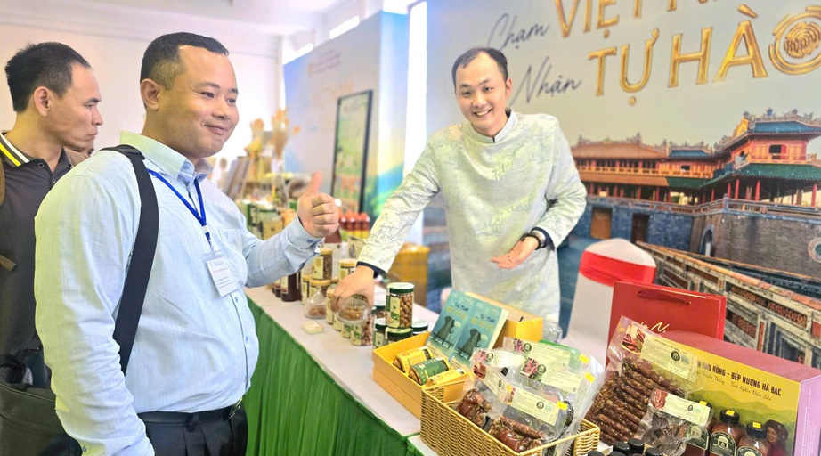 Hàng trăm đặc sản khắp miền đất nước "đổ bộ" Hà Nội- Ảnh 1.