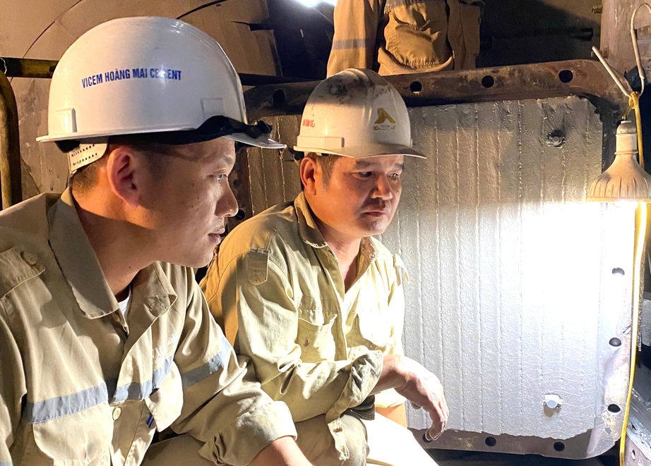 Mỗi sáng kiến được áp dụng thành công là niềm vui và động lực để kỹ sư Lê Anh Dũng (bên trái) tiếp tục sáng tạo.