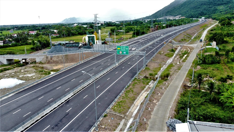 Khẩn trương xây dựng các trạm dừng nghỉ trên cao tốc Khánh Hòa- Ảnh 1. Khẩn trương xây dựng các trạm dừng nghỉ trên cao tốc Khánh Hòa- Ảnh 1.