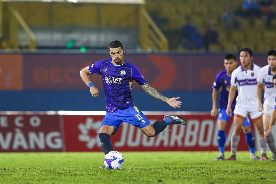 V-League: Đỗ Hoàng Hên “mở tài khoản”, Hà Nội thắng kịch tính Becamex TP. Hồ Chí Minh- Ảnh 2. V-League: Đỗ Hoàng Hên “mở tài khoản”, Hà Nội thắng kịch tính Becamex TP. Hồ Chí Minh- Ảnh 2.