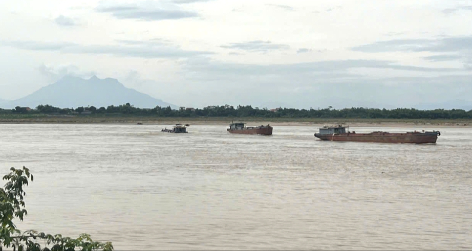 Phú Thọ: Cảnh báo mất an toàn giao thông đường thủy khu vực cầu Văn Lang, Việt Trì- Ảnh 2. Phú Thọ: Cảnh báo mất an toàn giao thông đường thủy khu vực cầu Văn Lang, Việt Trì- Ảnh 2.