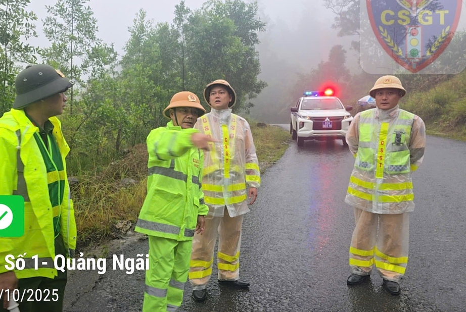 CSGT Quảng Ngãi dầm mình trong mưa lũ điều tiết giao thông, khắc phục sạt lở- Ảnh 1. CSGT Quảng Ngãi dầm mình trong mưa lũ điều tiết giao thông, khắc phục sạt lở- Ảnh 1.