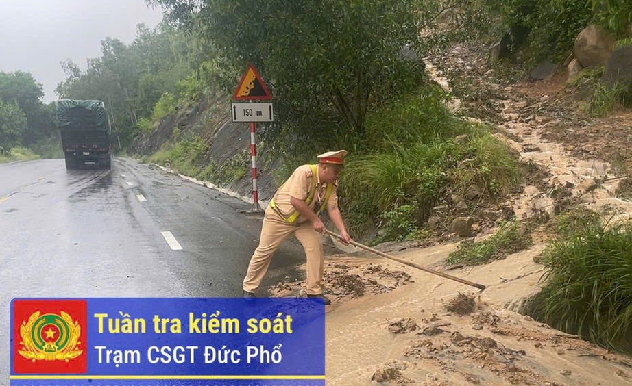 CSGT Quảng Ngãi dầm mình trong mưa lũ điều tiết giao thông, khắc phục sạt lở- Ảnh 9. CSGT Quảng Ngãi dầm mình trong mưa lũ điều tiết giao thông, khắc phục sạt lở- Ảnh 9.