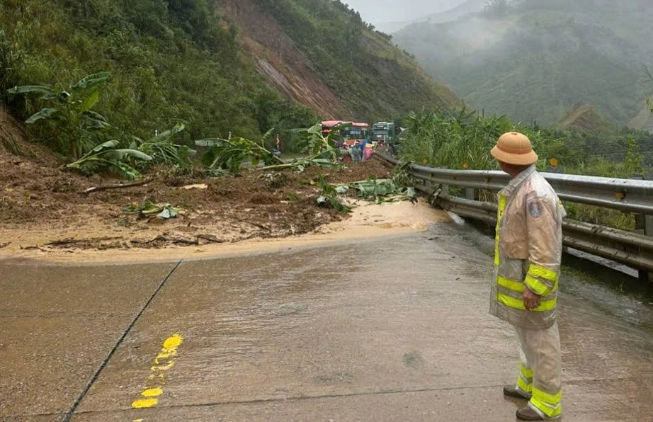 CSGT Quảng Ngãi dầm mình trong mưa lũ điều tiết giao thông, khắc phục sạt lở- Ảnh 2. CSGT Quảng Ngãi dầm mình trong mưa lũ điều tiết giao thông, khắc phục sạt lở- Ảnh 2.