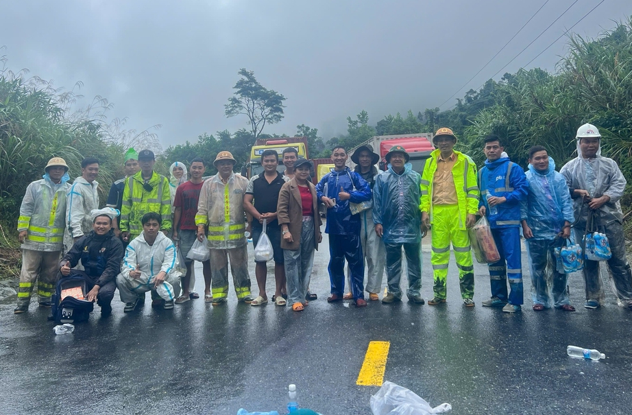 CSGT Quảng Ngãi dầm mình trong mưa lũ điều tiết giao thông, khắc phục sạt lở- Ảnh 3. CSGT Quảng Ngãi dầm mình trong mưa lũ điều tiết giao thông, khắc phục sạt lở- Ảnh 3.