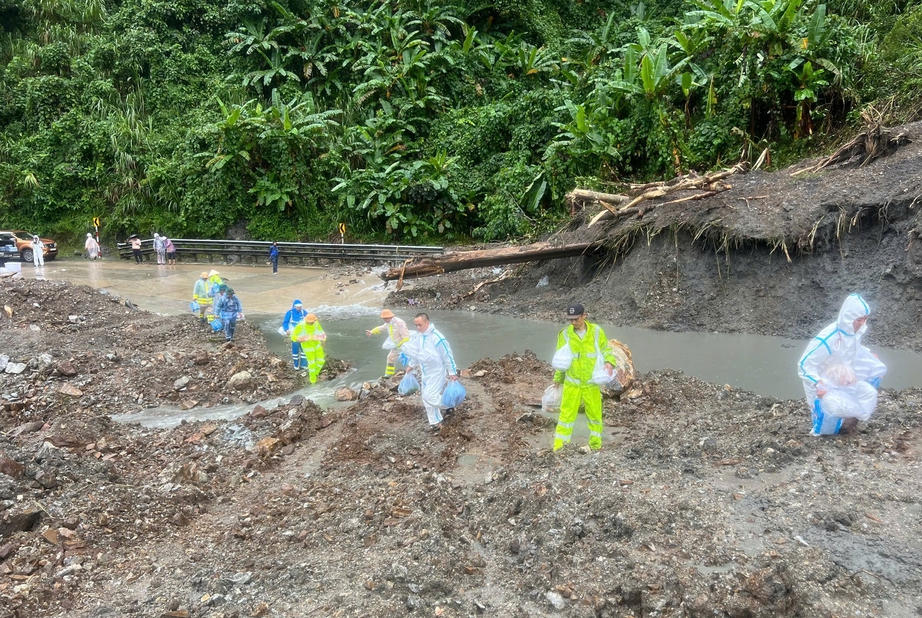 CSGT Quảng Ngãi dầm mình trong mưa lũ điều tiết giao thông, khắc phục sạt lở- Ảnh 4. CSGT Quảng Ngãi dầm mình trong mưa lũ điều tiết giao thông, khắc phục sạt lở- Ảnh 4.