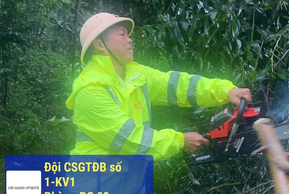 CSGT Quảng Ngãi dầm mình trong mưa lũ điều tiết giao thông, khắc phục sạt lở- Ảnh 6. CSGT Quảng Ngãi dầm mình trong mưa lũ điều tiết giao thông, khắc phục sạt lở- Ảnh 6.